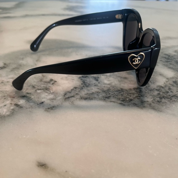 Chanel sunglasses with hearts on sides - Picture 4 of 8